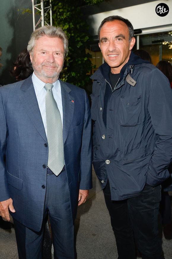 Alain-Dominique Perrin et Nikos Aliagas lors du vernissage de l'exposition "Auto photo" à La Fondation Cartier à Paris, France, le 18 avril 2017. La Fondation accueille une grande exposition de photographies autour du thème de l'automobile, du 19 avril à octobre 2017. © Coadic Guirec/Bestimage