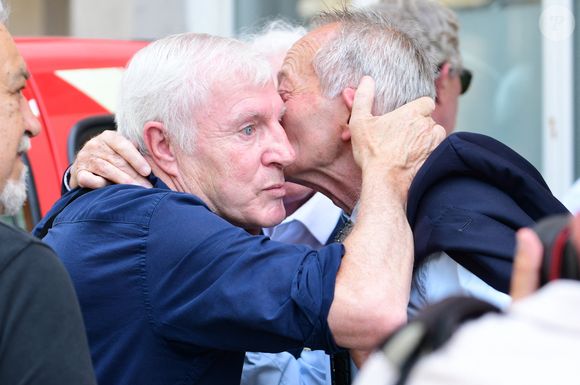 Luis Fernandez et Jean-François Domergue aux arrivées des Obsèques de Bernard Lacombe en l'église Saint-Louis de Fontaines-sur-Saône près de Lyon, France, le 25 juin 2025. © Romain Doucelin/Bestimage
