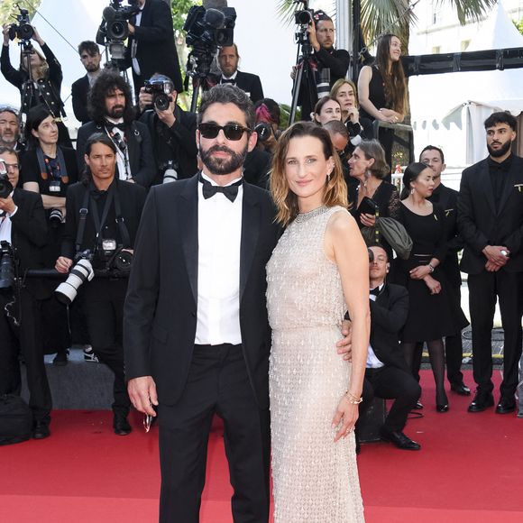 Si la comédienne vit le reste de l'année dans la capitale, c'est sur le littoral varois qu'elle aime retrouver un rythme plus paisible.

Benjamin Mahon, Camille Cottin - Montée des marches du film « L’amour ouf » lors du 77ème Festival International du Film de Cannes, au Palais des Festivals à Cannes. Le 23 mai 2024. © SGP / BESTIMAGE