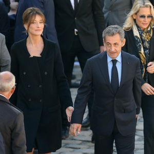 Émue par le message de sa fille, Carla Bruni lui a répondu sur Instagram

Carla Bruni Sarkozy et Nicolas Sarkozy - Arrivées à l'hommage national à Charles Aznavour à l'Hôtel des Invalides à Paris. Le 5 octobre 2018
© Jacovides-Moreau / Bestimage