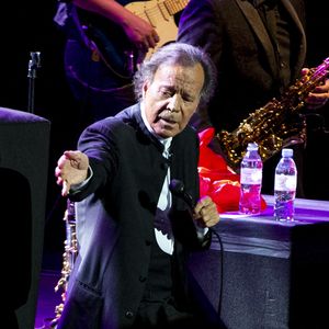 Julio Iglesias se produit lors d'un concert à l'emblématique Royal Albert Hall de Londres, au Royaume-Uni, dans le cadre d'une tournée mondiale à l'occasion de son 75e anniversaire et du 50e anniversaire de sa carrière. Photo par Retna/Photoshoot/ABACAPRESS.COM