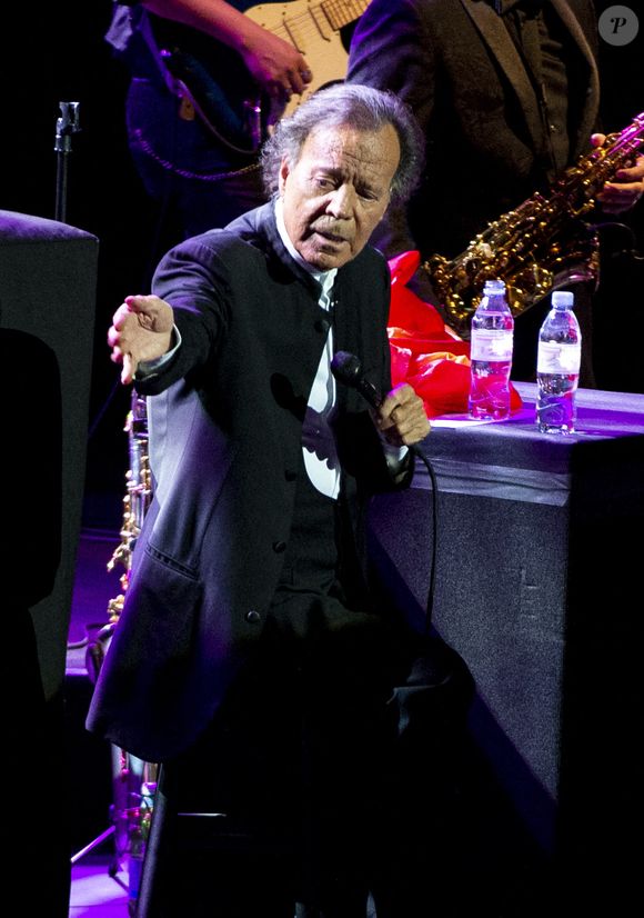 Julio Iglesias se produit lors d'un concert à l'emblématique Royal Albert Hall de Londres, au Royaume-Uni, dans le cadre d'une tournée mondiale à l'occasion de son 75e anniversaire et du 50e anniversaire de sa carrière. Photo par Retna/Photoshoot/ABACAPRESS.COM