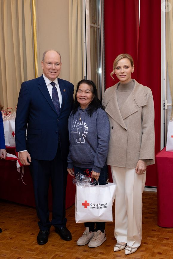 Le prince Albert et Charlene de Monaco offrent des cadeaux aux personnes défavorisées au bureau de la Croix-Rouge de Monaco, le 14 novembre 2025.

Photo : Olivier Huitel / Pool Monaco / Bestimage
