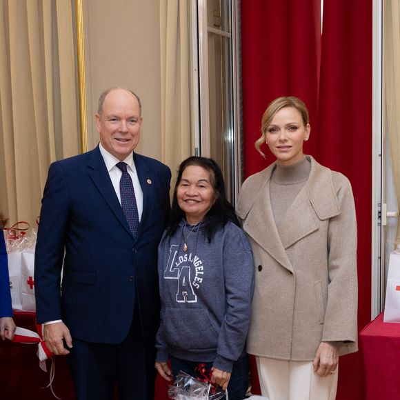 Le prince Albert et Charlene de Monaco offrent des cadeaux aux personnes défavorisées au bureau de la Croix-Rouge de Monaco, le 14 novembre 2025.

Photo : Olivier Huitel / Pool Monaco / Bestimage