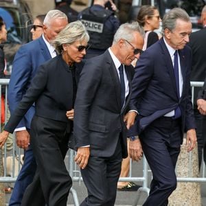 Ainsi que Bernard Arnault et sa femme Hélène Mercier-Arnault

 Olivier Bialobos, Bernard Arnault et sa femme Hélène Mercier-Arnault - Arrivées aux obsèques de Mathilde Favier en l'église Saint-Sulpice à Paris le 31 aout 2026. © Dominique Jacovides-Cyril Moreau/Bestimage #