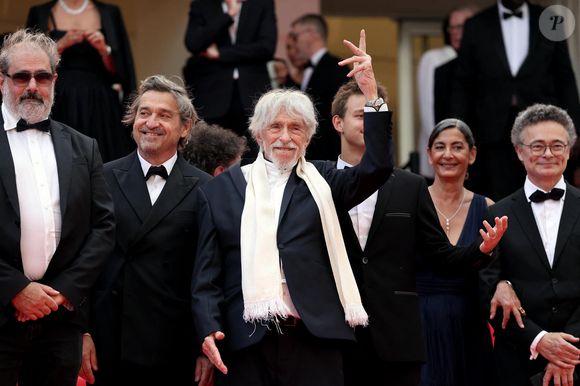 Gustave Kervern, Louis-Do de Lencquesaing, Pierre Richard, Timi-Joy Marbot - Montée des marches du film « La venue de l’avenir » lors du 78ème Festival International du Film de Cannes, au Palais des Festivals à Cannes. Le 22 mai 2025
© Jacovides-Moreau / Bestimage