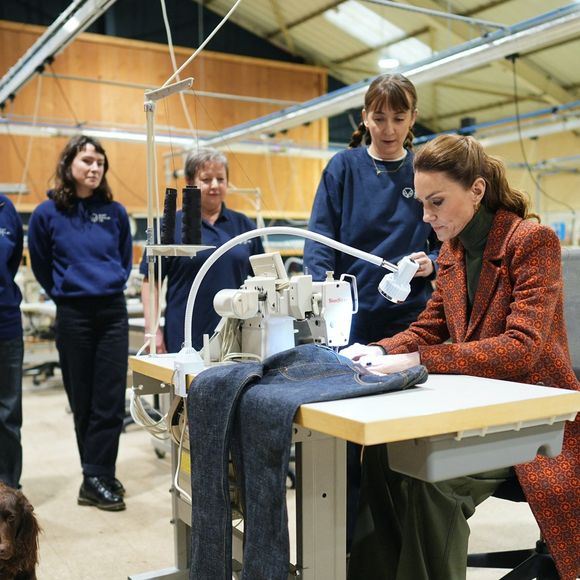 ©Alpha Press 03/02/2026
Kate Princesse de Galles Catherine Katherine Duchesse de Cambridge Middleton avec le chien Barney
Visite de la société Hiut Denim Jeans à Cardigan, Pays de Galles