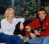 On aperçoit également son épouse de l'époque, Babeth, dans plusieurs clichés.

Archives - En France, à Paris, Michel Sardou chez lui avec sa femme Babette en décembre 1986.