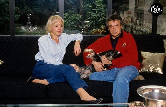 On aperçoit également son épouse de l'époque, Babeth, dans plusieurs clichés.

Archives - En France, à Paris, Michel Sardou chez lui avec sa femme Babette en décembre 1986.