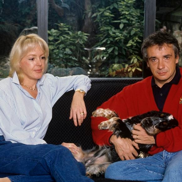 On aperçoit également son épouse de l'époque, Babeth, dans plusieurs clichés.

Archives - En France, à Paris, Michel Sardou chez lui avec sa femme Babette en décembre 1986.