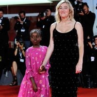 Oumy (fille de Louis Garrel et Valeria Bruni-Tedeschi) partage ses instants dans le château familial, une demeure idyllique à flanc de falaise