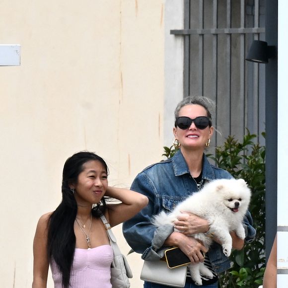 Laeticia Hallyday et ses filles Jade et Joy (qui résident depuis quelques jours dans la propriété familiale du Cap-d'Ail) arrivent à Marseillan pour déjeuner avec Elyette Boudou "Mamie Rock" (qui fêtera ses 89 ans le 5 juillet prochain), accompagné de son père André Boudou et sa fille Alcéa (demi soeur de Laeticia). Toute la famille est allée déjeuner à la crêperie "La Maison de Camille" à Marseillan, France, le 2 juillet 2024.  

Photo : Agence / Bestimage