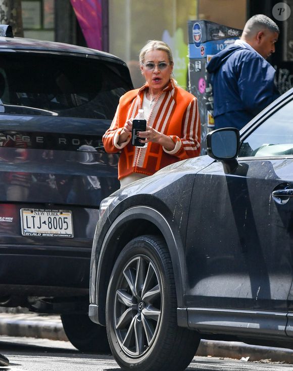 04/25/2025 : Gigi Hadid et sa mère Yolanda Hadid visitent le magasin de cheesesteak de son petit ami Bradley Cooper, Danny & Coops, à New York. 

Photo : The ImageDirect / Bestimage