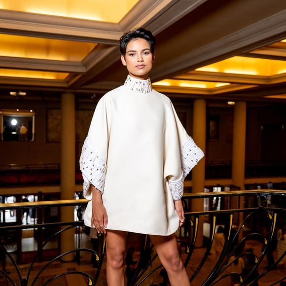 L’ancienne Miss France tentera désormais d’offrir à la France une première couronne à Miss Supranational.

Eve Gilles (Miss France 2024) au défilé Stéphane Rolland Collection Haute Couture Automne/Hiver 2025-2026 lors de la Fashion Week de Paris (PFW) au théâtre des Champs-Élysées, à Paris, France, le 8 juillet 2025. © Pierre Perusseau/Bestimage