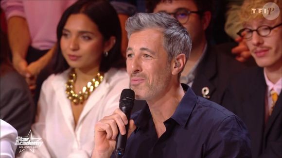 Le directeur a été charmé par la prestation de deux candidates.

Ambre et Sarah lors de leur prestation durant le prime de la "Star Academy".