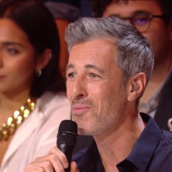 Le directeur a été charmé par la prestation de deux candidates.

Ambre et Sarah lors de leur prestation durant le prime de la "Star Academy".