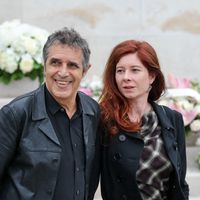 Voyage en famille pour Julien Clerc, sur un autre continent : son fils Léonard organise une surprise à laquelle le chanteur ne s'attendait pas