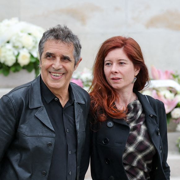 Julien Clerc est revenu sur un voyage au Japon.

Julien Clerc et sa compagne Hélène Grémillon - Sortie des obsèques de l'auteure-compositrice-interprète et actrice française Françoise Hardy au crématorium du cimetière du Père-Lachaise à Paris, France. © Jacovides-Moreau/Bestimage