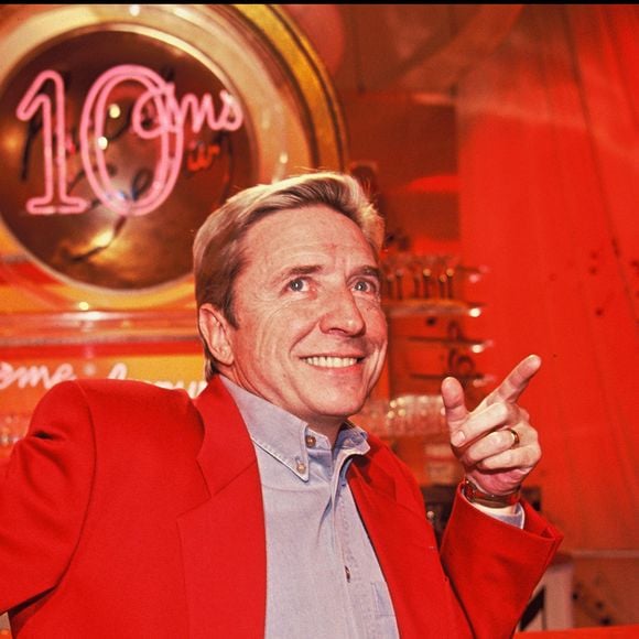 L’animateur de "La Chance aux chansons" avait passé ses dernières années dans le Limousin, région de son enfance.

Pascal Sevran sur le plateau de l'émission "La chance aux chansons"

COADIC GUIREC / BESTIMAGE