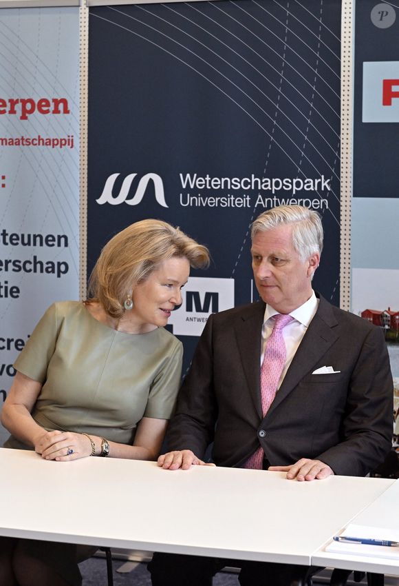Or, la loi littoral interdit la construction d’une extension de plus de 30 mètres carrés en zone protégée.

Le roi Philippe et la reine Mathilde sont en visite dans la province d'Anvers, le 10 mars 2026. Photonews / Bestimage