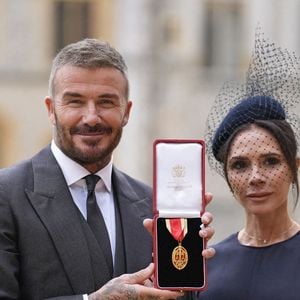 Sir David Beckham, avec son épouse Lady Victoria, après avoir été fait Chevalier Bachelor lors d'une cérémonie d'investiture au château de Windsor, Berkshire, Royaume-Uni, le 4 novembre 2025. Photo by Andrew Matthews/PA Photos/ABACAPRESS.COM