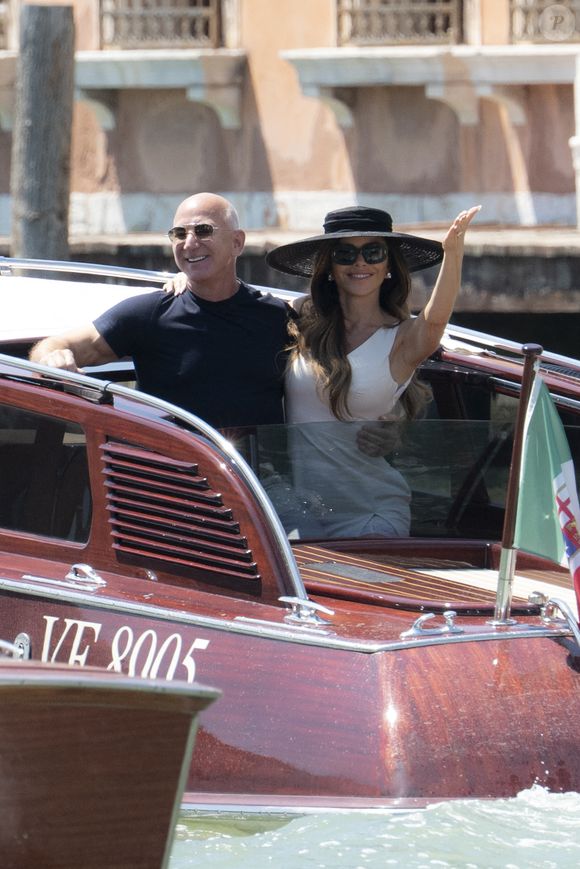 Ils avaient prévus trois journées de festivités entre le jeudi 26 et le samedi 28 juin 2025

Jeff Bezos et sa femme Lauren Sanchez au lendemain de leur cérémonie de mariage à Venise en Italie le samedi 28 juin 2025.
Crédit : SGP / BESTIMAGE