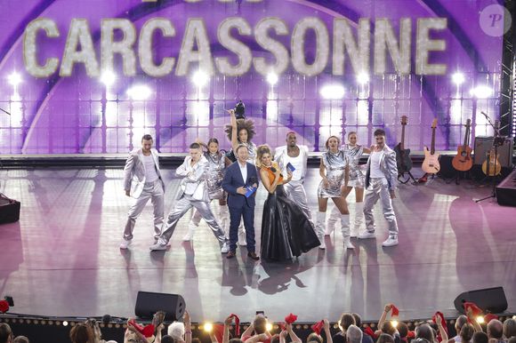 Exclusif -  Stéphane Bern, Laury Thilleman lors de l'enregistrement de l’émission La Grande Fête de Carcassonne, diffusée le samedi 6 septembre à 21.10 sur France 2, dans la Cité Médiévale de Carcassonne, France, le 24 juin 2025. © Jack Tribeca/Bestimage