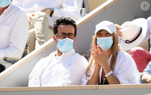 Jonathan Cohen et sa compagne Giulietta Canzani Mora (Dj Piu Piu)   dans les tribunes lors de la finale hommes des Internationaux de France de tennis de Roland Garros à Paris le 13 juin 2021. © Dominique Jacovides / Bestimage