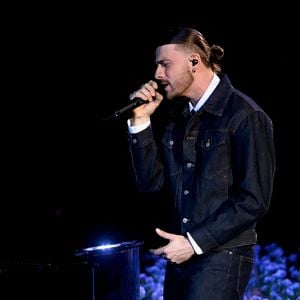 "Par ici", écrit-il, fournissant le lien adapté. 

Pierre Garnier se produit lors de la 41e cérémonie des Victoires de la Musique à La Seine Musicale le 13 février 2026 à Boulogne-Billancourt, France. 
Photo par Franck Castel /ABACAPRESS.COM