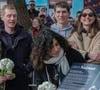 Ses proches étaient ainsi présents, dont ses parents, ses frères et sa sœur, ainsi que sa femme Karishma.
La famille de Naâman lors de l'hommage au chanteur, sur la place rebaptisée à son nom à Dieppe, le 23 février 2025.
Photo : Florian Savina / Bestimage
