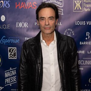 Il incarne le capitaine de gendarmerie Philippe Delorme dans "Meurtres à Saint-Émilion", une fiction policière de la collection "Meurtres à…" de France Télévisions.

Anthony Delon au dîner de gala caritatif de l'ONG Elisecare dédié aux enfants de la guerre au Pavillon Ledoyen à Paris le 24 Novembre 2025. © Julien Sarkissian / Bestimage
