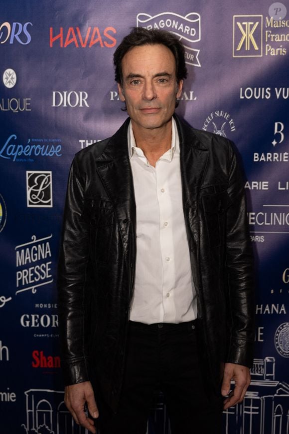 Il incarne le capitaine de gendarmerie Philippe Delorme dans "Meurtres à Saint-Émilion", une fiction policière de la collection "Meurtres à…" de France Télévisions.

Anthony Delon au dîner de gala caritatif de l'ONG Elisecare dédié aux enfants de la guerre au Pavillon Ledoyen à Paris le 24 Novembre 2025. © Julien Sarkissian / Bestimage