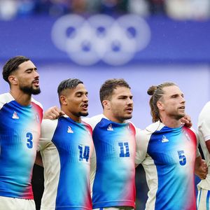 Le 27 juillet 2024, lors des Jeux Olympiques sur le sol parisien, Antoine Dupont et ses coéquipiers sont parvenus à faire la différence et à devenir champions olympiques grâce à leur incroyable performance sur le terrain face à l’équipe des Fidji.

Le Français Antoine Dupont et ses coéquipiers se lèvent pour les hymnes nationaux lors du match pour la médaille d'or de rugby à sept au Stade de France, le premier jour des Jeux Olympiques de Paris 2024 en France. Date de la photo : samedi 27 juillet 2024. © PA Photos
