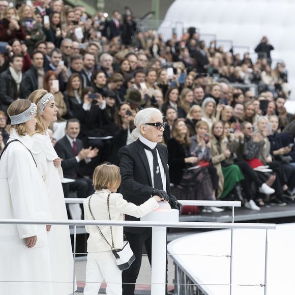 Karl Lagerfeld et son filleul Hudson Kroenig - Défilé de mode prêt-à-porter automne-hiver 2017/2018 "Chanel" au Grand Palais à Paris. Le 7 mars 2017
© Olivier Borde / Bestimag
