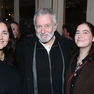 L’acteur est très proche de ses filles et en est extrêmement fier, les voyant suivre leurs propres chemins de vie.

Cristiana Reali, Francis Huster et leur fille Elisa- Cocktail au Théâtre du Gymnase à la suite de la Première soirée de la Pièce " En thérapie ". Paris, France, le 17 Janvier 2026.

© Bertrand Rindoff / Bestimage