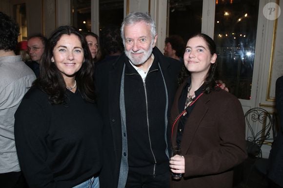 L’acteur est très proche de ses filles et en est extrêmement fier, les voyant suivre leurs propres chemins de vie.

Cristiana Reali, Francis Huster et leur fille Elisa- Cocktail au Théâtre du Gymnase à la suite de la Première soirée de la Pièce " En thérapie ". Paris, France, le 17 Janvier 2026.

© Bertrand Rindoff / Bestimage