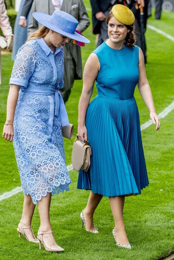 En effet, la famille royale, prise dans la tempête médiatique, essaie de calmer la tourmente. 

La princesse Eugénie d'York (à gauche) et la princesse Beatrice d'York assistent au Royal Ascot, lors de la première journée du à l'hippodrome d'Ascot, au Royaume-Uni, le mardi 18 juin 2019. Photo par Robin Utrecht/ABACAPRESS.COM