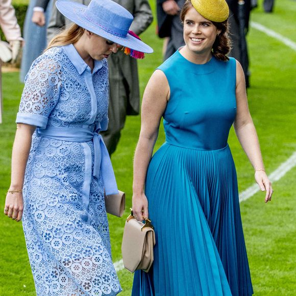 En effet, la famille royale, prise dans la tempête médiatique, essaie de calmer la tourmente. 

La princesse Eugénie d'York (à gauche) et la princesse Beatrice d'York assistent au Royal Ascot, lors de la première journée du à l'hippodrome d'Ascot, au Royaume-Uni, le mardi 18 juin 2019. Photo par Robin Utrecht/ABACAPRESS.COM