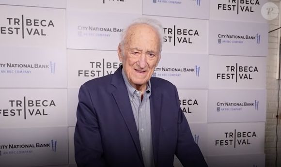 Jerry Alder, acteur phare du petit écran qui avait notamment joué dans des séries populaires à l'instar de "The Good Wife" ou encore "Les Soprano" a tiré son ultime révérance.

Jerry Alder mis à l'honneur par nos confrères "E! News" suite à sa disparition.(Capture d'écran YouTube) 2025.