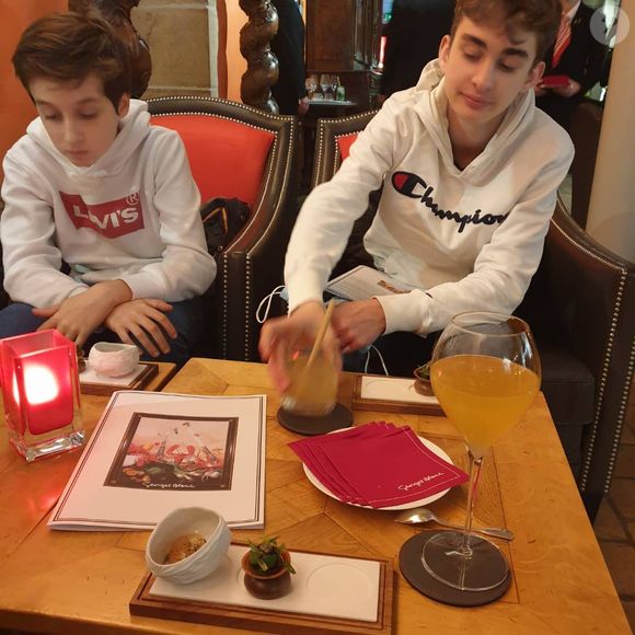 Paul Seixas, le jeune espoir du cyclisme français, ici avec son frère Nino, est soutenu par ses parents Emmanuel et Emmanuelle.