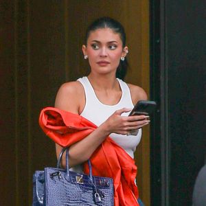 Exclusif - Kylie Jenner est élégante et prête pour le match des Knicks avec une veste en cuir orange. Mai 2026 New York Backgrid USA / Bestimage