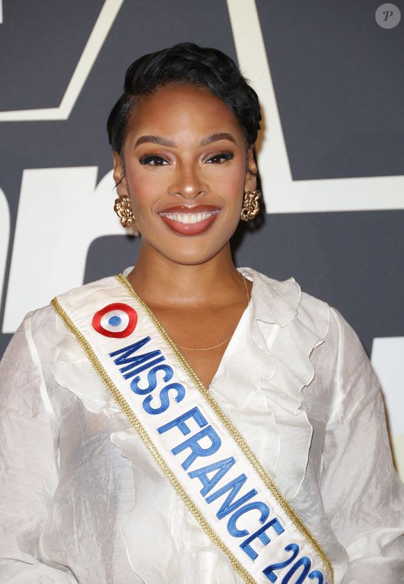 La jeune femme ne retourne pas en Martinique pour le moment et choisit de rester dans la capitale

Angélique Angarni-Filopon (Miss France 2025) - Photocall de la soirée de lancement de la 13ème saison de la "Star Academy" au cinéma Le Grand Rex à Paris, le 18 octobre 2025 sur TF1.
© Guirec Coadic/Bestimage