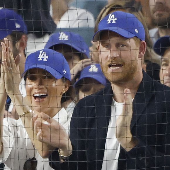 Harry et Meghan refont parler d'eux après un faux pas !

Le prince Harry et Meghan Markle assistent au quatrième match des MLB World Series entre les Dodgers de Los Angeles et les Blue Jays de Toronto au Dodger Stadium de Los Angeles. Photo by John Angelillo/UPI/ABACAPRESS.COM