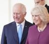 La réouverture de la cathédrale Notre-Dame de Paris a accueilli bon nombre de chefs d’État. Mais un chef d’État a particulièrement brillé par son absence, lors de cet événement... Le roi Charles III.
Le roi Charles III et la reine Camilla font officiellement leurs adieux à l'émir du Qatar, le cheikh Tamim bin Hamad Al Thani, et à son épouse, la cheikha Jawaher, alors qu'ils quittent le palais de Buckingham à Londres, au dernier jour de leur visite d'État au Royaume-Uni.