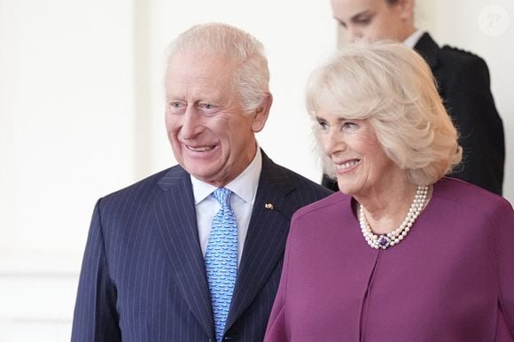 La réouverture de la cathédrale Notre-Dame de Paris a accueilli bon nombre de chefs d’État. Mais un chef d’État a particulièrement brillé par son absence, lors de cet événement... Le roi Charles III.
Le roi Charles III et la reine Camilla font officiellement leurs adieux à l'émir du Qatar, le cheikh Tamim bin Hamad Al Thani, et à son épouse, la cheikha Jawaher, alors qu'ils quittent le palais de Buckingham à Londres, au dernier jour de leur visite d'État au Royaume-Uni.