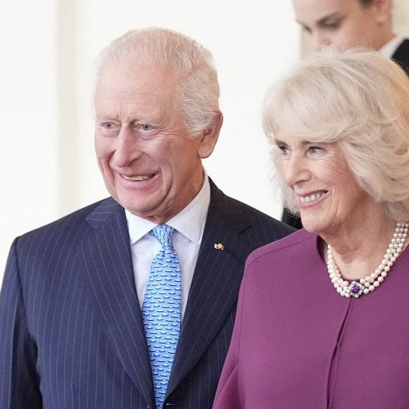 La réouverture de la cathédrale Notre-Dame de Paris a accueilli bon nombre de chefs d’État. Mais un chef d’État a particulièrement brillé par son absence, lors de cet événement... Le roi Charles III.
Le roi Charles III et la reine Camilla font officiellement leurs adieux à l'émir du Qatar, le cheikh Tamim bin Hamad Al Thani, et à son épouse, la cheikha Jawaher, alors qu'ils quittent le palais de Buckingham à Londres, au dernier jour de leur visite d'État au Royaume-Uni.