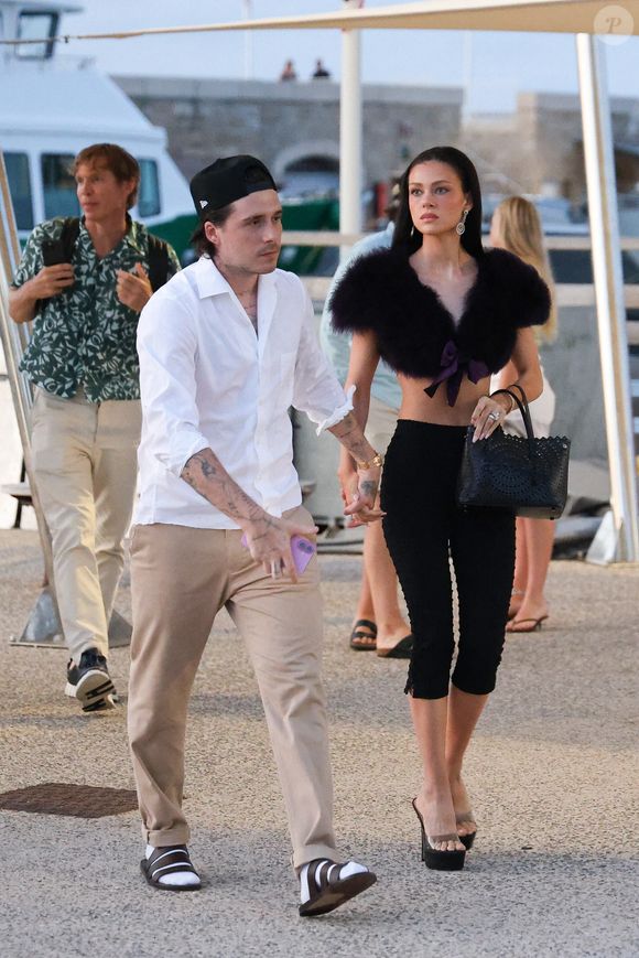 Il ne manquait qu’une seule personne à l’appel : Brooklyn, qui n’a pas daigné assister au défilé de la nouvelle collection de sa mère.

Brooklyn Beckham et Nicola Peltz étaient magnifiques lors de leur sortie à Saint-Tropez, vêtues d'élégantes tenues d'été. Nicola a attiré l'attention avec une mystérieuse bague à la main, suscitant des spéculations parmi les fans. Saint-Tropez, France, le 18 juillet 2025. Photo by Aissaoui Nacer/Splash News/ABACAPRESS.COM