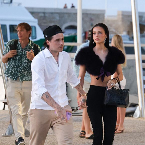 Il ne manquait qu’une seule personne à l’appel : Brooklyn, qui n’a pas daigné assister au défilé de la nouvelle collection de sa mère.

Brooklyn Beckham et Nicola Peltz étaient magnifiques lors de leur sortie à Saint-Tropez, vêtues d'élégantes tenues d'été. Nicola a attiré l'attention avec une mystérieuse bague à la main, suscitant des spéculations parmi les fans. Saint-Tropez, France, le 18 juillet 2025. Photo by Aissaoui Nacer/Splash News/ABACAPRESS.COM