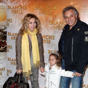Dans une courte vidéo partagée sur les réseaux sociaux, on découvre l’interprète de "Je t’aime" serrant Lou dans ses bras. 

Archives : Lara Fabian, Gérard Pullicino et leur fille Lou - Première du film Blanche Neige à Gaumon Opéra à Paris le 1er avril 2012. PIX4U / BESTIMAGE