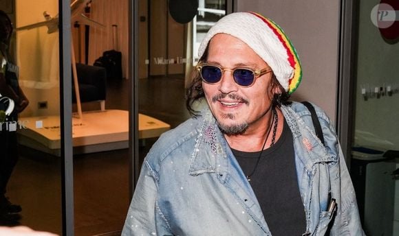 Johnny Depp sort de l'aéroport de Milan après le Rome film festival avant une interview à la télévision
Photo : Backgrid UK/ Bestimage